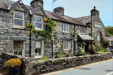 Welsh government announces 30% business rate cuts for hotels, pubs and leisure venues
